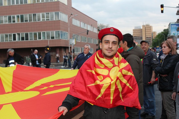Miles de personas se reúnen a diario en el centro de Skopie para apoyar al presidente de Macedonia, Gjorge Ivanov. Crédito: Aleksandra Jolkina/IPS.