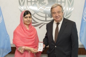 La activista pakistaní Malala Yousafszai con el secretario general de la ONU, António Guterres. Crédito: Eskinder Debebe/UN Photo.
