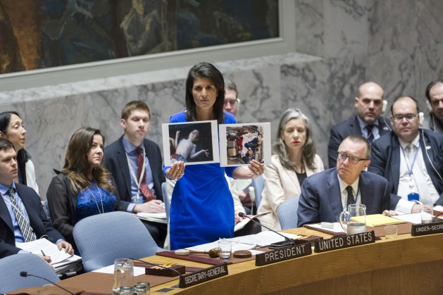 La representante permanente de Estados Unidos en la ONU, Nikki Haley, muestra fotografías de víctimas de los presuntos ataques químicos en Siria, el argumento esgrimido por Washington para lanzar un ataque aéreo unilateral contra el gobierno sirio. Crédito: Rick Bajornas/UN Photo.