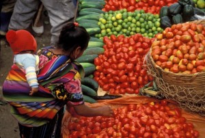 “Tomate y tomate da niña, tomate y lima, da niño”, así explica Bimla Chandrasekharan los cromosomas XY en una comunidad india fuertemente patriarcal. Crédito: Curt Carnemark / World Bank. CC BY-NC-ND 2.0.