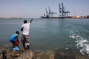 La importancia estratégica y comercial de Yibuti en el encuentro de África con Medio Oriente y el océano Índico se refuerza por su creciente red de puertos. Crédito: James Jeffrey/IPS.