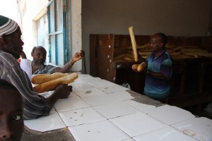 La población de Tadjoura, una pequeña ciudad sobre el golfo de Tadjoura, compra su baguete diaria, una costumbre heredada de la colonia francesa. Crédito: James Jeffrey/IPS.