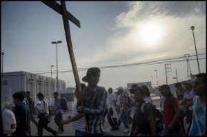 Migrantes que recorren México para intentar ingresar a Estados Unidos realizan un viacrucis en uno de los puntos del camino, para simbolizar lo que padecen como víctimas del tráfico humano en la región, que genera anualmente unos 7.000 millones de dólares anuales. Crédito: Ximena Natera/Pie de Página