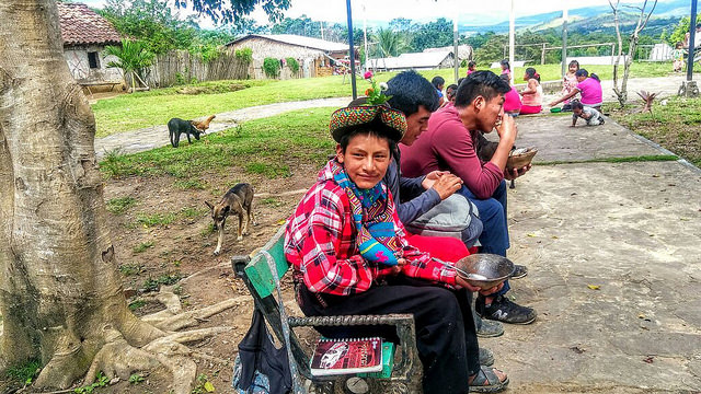 El quechua Jhanmarco Flores Huamaní, de 13 años, criador de lagunas en la andina región peruana de Ayacucho, quien llegó por primera vez a la Amazonia de su país, para participar en la reunión de jóvenes del VIII Foro Social Panamazónico. Crédito: Milagros Salazar/IPS