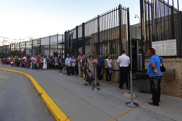 Ciudadanos cubanos hacen fila ante la sede de la embajada de Estados Unidos ante La Habana, que funciona desde el restablecimiento de relaciones diplomáticas bilaterales en 2015. Crédito: Jorge Luis Baños/IPS