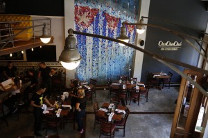 Trabajadores de un restaurante situado en el centro de La Habana preparan las mesas antes de la apertura. La restauración vive una bonanza en Cuba por el récord de la afluencia de turistas extranjeros, en que los visitantes de Estados Unidos contribuyen desde que Washington flexibilizó los viajes a la isla caribeña. Crédito: Jorge Luis Baños/IPS