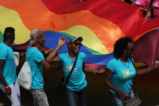 Jóvenes participantes en la conga por la diversidad, el 13 de mayo en La Habana, un desfile festivo que como cada año formó parte de los actos de la X Jornada Cubana contra la Homofobia y la Transfobia, que este año ha tenido como lema “Por escuelas sin homofobia ni transfobia”. Crédito: Jorge Luis Baños/IPS