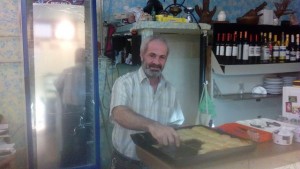 El sirio Hatem Badwan, en el restaurante de comida árabe que montó en 2016 en el barrio de Villa Crespo, en Buenos Aires. Llegó en 2012 a Argentina, donde ya vivía su hermano, con su esposa y tres de sus cuatro hijos, huyendo de la guerra en su país. Crédito: Daniel Gutman/IPS