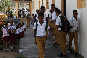 Estudiantes de un centro educativo de la oriental ciudad de Baracoa. La escuela es el nuevo sector donde, no sin controversias, busca penetrar la campaña contra la homofobia y la transfobia en Cuba. Crédito: Jorge Luis Baños/IPS