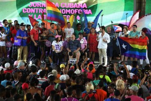 Mariela Castro, sentada en el centro, junto a activistas que el 13 de mayo participaron en La Habana en uno de los actos a favor de la diversidad, organizados por el Centro de Nacional de Educación Sexual, dentro de la X Jornada Cubana contra la Homofobia y la Transfobia. Crédito: Jorge Luis Baños/IPS