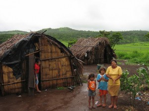 Parte de una familia guaraní, que vive precariamente en tierras sin demarcar y con amenazas de expulsión, en el estado de Mato Grosso do Sul, cerca de la frontera con Paraguay. Allí se concentra la mayor población indígena de Brasil, y los terratenientes se han hecho con sus tierras, provocando el mayor número de asesinatos y suicidios de indígenas. Crédito: Mario Osava/IPS