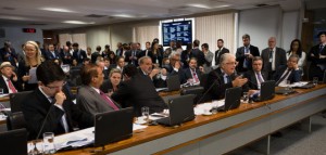 Senadores aprueban el 24 de abril la ley que penaliza los abusos de autoridad, en una norma que busca que no se repitan casos como la llamada operación “Lava Jato”, que investiga denuncias de corrupción contra un tercio de los integrantes de la Cámara Alta del Congreso de Brasil. Crédito: Lula Marques/AGPT