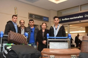 El argentino Mauro Jaliff (izquierda), junto a la familia Abdulnour, tras recibirla a comienzos de mayo el aeropuerto de la ciudad de Mendoza. El matrimonio y los dos hijos, procedentes de la ciudad siria de Alepo, se instalaron en la ciudad de General Alvear, en la norteña provincia de Mendoza. Crédito: Cortesía de Refugio Humanitario Argentino