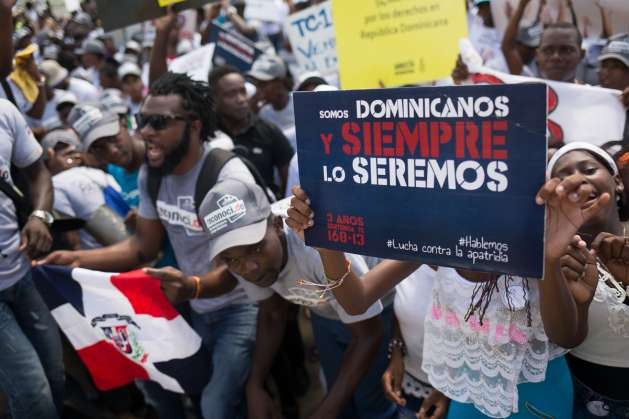 Personas víctimas de una sentencia que las declaró apátridas en República Dominicana se manifiestan en reclamo de la devolución de sus derechos. Crédito: Amnistía Internacional