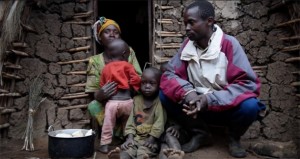 Saidi Olivier, un campesino desplazado en el norte de Kivu, República Democrática del Congo (RDC), con su familia en un campamento de desplazados internos. Crédito: IDMC