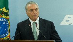 El presidente Michel Temer durante su pronunciamiento al país el 18 de mayo, asegurando que no renunciará. Pero esa salida pudiera hacerse realidad ante la presión de quienes le han respaldado y de los mercados. Crédito: Lula Marques/AGPT