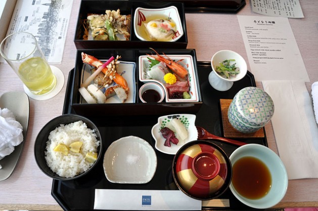 Tempura, sashimi, pepinillos, arroz y sopa de miso. Crédito: ciclonebill de Copenhague, Dinamarca.
