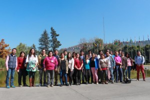 Grupo de jóvenes asistentes al lanzamiento este mes en Santiago del estudio “Los nietos de la reforma agraria: empleo, realidad y sueños de la juventud rural en Chile", del consultor de la FAO Sergio Faiguenbaum, que descubre que los jóvenes rurales del país triplican los años de escolaridad de sus padres. Crédito: INDAP