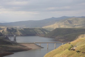 La zona de captación de la represa de Katse, en Lesotho, llega hasta Sudáfrica. Crédito: Campbell Easton/IPS.