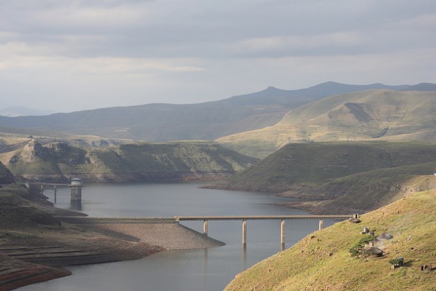 La zona de captación de la represa de Katse, en Lesotho, llega hasta Sudáfrica. Crédito: Campbell Easton/IPS.