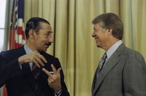 El presidente estadounidense James Carter (derecha) y el general Jorge Rafael Videla, el dictador argentino, durante su encuentro en el Despacho Oval de la Casa Blanca, en Washington, en septiembre de 1977. Crédito: Dominio Público