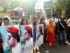 Una protesta en Karachi por el linchamiento de Mashal Khan. Crédito: Abida Ali / IPS