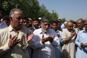 Muhammad Iqbal Khan (a la izquierda), el padre de Mashal Khan, que fue asesinado por una multitud religiosa en Pakistán. Crédito: Abdul Hameed Goraya / IPS