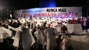 “Nunca más. Ningún genocida suelto”, rezaba la gran pancarta de la multitudinaria manifestación con que la sociedad argentina, blandiendo los emblemáticos pañuelos blancos, defendió como irrenunciable el castigo a los violadores de derechos humanos durante la última dictadura. Crédito: Abuelas de Plaza de Mayo