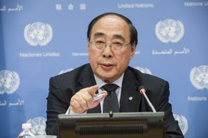 Wu Hongbo, secretario general adjunto de Asuntos Sociales y Económicos, informa a la prensa sobre el contenido del informe “Avances y perspectivas", de la Fuerza de Trabajo Interagencia sobre financiación para el desarrollo. Crédit: Kim Haughton/UN Photo.