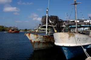 Barcos pesqueros que vivieron mejores días, parte de la flota de una empresa estatal, atracados en una caleta de la Ciénaga de Zapata, en la occidental provincia de Matanzas, en Cuba. Crédito: Jorge Luis Baños/IPS