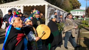 Representantes de los pueblos mapuche, lonko y machi, durante la izada de bandera en la plaza de Armas de Vilcún, a 700 kilómetros al sur de Santiago, en uno de los numerosos actos que se realizaron en Chile el 24 de junio, declarado fiesta nacional por el We Tripantu, el año nuevo mapuche. Crédito: Mirna Concha/IPS