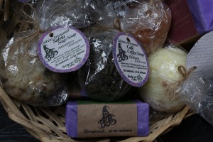 Muestra de los jabones artesanales elaborados por el emprendimiento privado D’Brujas, que han promovido dos mujeres profesionales en Cuba. Crédito: Jorge Luis Baños/IPS