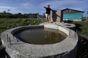 El biodigestor instalado en la finca La China, cerca de la capital de Cuba. En esos contenedores cerrados se acumulan los desechos de los cerdos, que al fermentar producen biogás para cocinar y otros usos domésticos. Crédito: Jorge Luis Baños/IPS