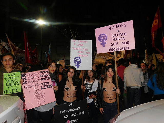 Jóvenes con distintos carteles contra la violencia hacia las mujeres, durante la multitudinaria concentración bajo el lema “Ni una menos” del 3 de junio, en la capital de Argentina. Crédito: Ana Currarino/IPS