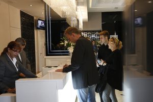 Una familia de turistas se registra en un hotel de lujo de una cadena internacional en La Habana, en su día inaugural el 7 de junio. Las medidas estadounidenses que prohíben la afluencia a Cuba de turistas de su país, afectarán al sector más dinámico de la isla. Crédito: Jorge Luis Baños/IPS