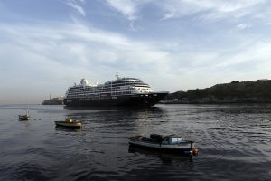 El transatlántico Norwegian Sky, el mayor crucero que llega a Cuba, entra en la bahía de La Habana en marzo de 2017. El sector de los cruceros no será tocado por las nuevas medidas estadounidenses. Crédito: Jorge Luis Baños/IPS