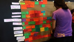 La violencia relacionada con la tecnología va desde la vigilancia, el acoso, la difusión de contenido íntimo sin consentimiento, hasta las amenazas de muerte. Crédito: Celia Guerrero/Pie de Página