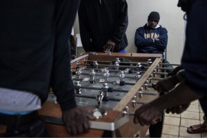 Ciudadanos haitianos juegan al futbolín en un albergue. Crédito: Andalusia Knoll Soloff/EnelCamino