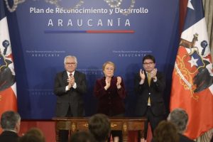 La presidenta de Chile, Michelle Bachelet, el 23 de junio, durante el solemne acto en que pidió perdón a los mapuches en nombre del Estado por los “errores y horrores” contra su pueblo, y durante el que también lanzó el plan para la región de la Araucanía. Crédito: Presidencia de Chile