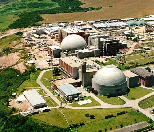 La primera central nuclear de las tres existentes en Argentina, Atucha I, situada a 100 kilómetros de Buenos Aires. China está dispuesta a financiar 85 por ciento de la construcción de otras dos, con un costo previsto de 14.000 millones de dólares. Crédito: CNEA