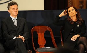 Cristina Fernández y Mauricio Macri, en un acto poco antes de que el actual presidente de Argentina asumiera el cargo, en diciembre de 2015, en una imagen en que una silla en medio simbolizó la separación entre los dos rivales políticos. Crédito: CEDOC