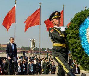 El presidente argentino, Mauricio Macri, durante su visita a China, entre el 14 y el 17 de mayo, donde anunció la construcción de dos plantas para producir energía nuclear. Argentina, Brasil y China son los tres países latinoamericanos que desarrollan la controversial energía atómica. Crédito: Presidencia argentina