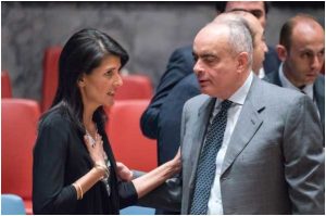 Nikki Haley y el embajador de Egipto en la ONU, Amr Aboulatta, en el Consejo de Seguridad. Haley dijo en junio de 2017 en el Congreso legislativo que el presupuesto propuesto por Donal Trump ponía al foro mundial "sobre aviso". Crédito: Rick Bajornas/UN PHOTO.