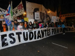 Manifestantes marchan por la Avenida de Mayo en Buenos Aires, detrás de una gran pancarta que reza “Estudiantes por ni una menos” durante una multitudinaria concentración contra la violencia machista en la capital argentina, el 3 de junio. Crédito: Ana Currarino/IPS