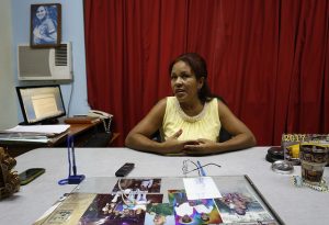 La jueza Sonia Rodríguez, en su despacho en el Tribunal Municipal Popular de Guanabacoa, en la periferia de La Habana. Ella es uno de los 150 jueces que imparten justicia para la familia dentro de los tribunales civiles de Cuba. Crédito: Jorge Luis Baños/IPS