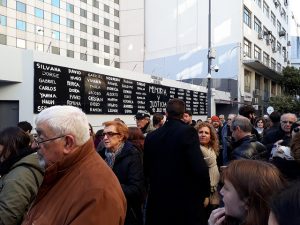 Una pancarta negra con los nombres en blanco de los 85 muertos el atentado contra la AMIA, en el muro externo de la nueva sede de la destruida mutual israelita, durante la manifestación conmemorativa del ataque del 18 de julio de 1994, en la capital de Argentina. Crédito: Daniel Gutman/IPS