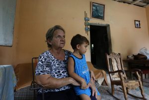 Águeda Celina Vidal, en su vivienda en Guanabacoa, un municipio de la periferia de la capital de Cuba, con el nieto, al que ella y su hijo tienen al cuidado cuatro días a la semana, gracias al dictamen de una jueza de familia. Crédito: Jorge Luis Baños/IPS