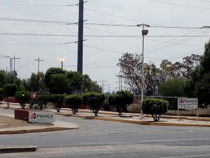 Dos chimeneas queman gas, a la izquierda de la imagen, en la refinería de Tula, en el estado de Tulio, colindante con Ciudad de México. La quema y venteo de gas en instalaciones del grupo estatal Pemex incrementa las emisiones de metano en México. Crédito: Emilio Godoy/IPS