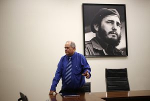 Carlos Manuel Díaz, presidente de la Sala de lo Civil y de lo Administrativo del Tribunal Supremo Popular, en su sede en la Habana Vieja, en Cuba. Desde esa instancia avanza la aplicación de una nueva justicia de familia en el país. Crédito: Jorge Luis Baños/IPS