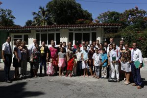 Feligreses de la Iglesia de Jesucristo de los Santos de los Últimos Días, la mormona, posan para IPS tras asistir a una misa dominical en la sede del ecuménico Consejo de Iglesias de Cuba, en La Habana. Crédito: Jorge Luis Baños/IPS